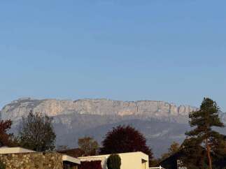 Experience breathtaking mountain views from this stunning property, perfect for nature lovers and outdoor enthusiasts.