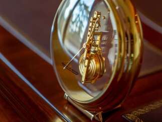 Experience timeless elegance with this exquisite Jaeger-LeCoultre Atmos clock, a true masterpiece of horological engineering.