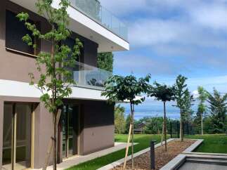Experience modern living with stunning lake views from this exquisite property.