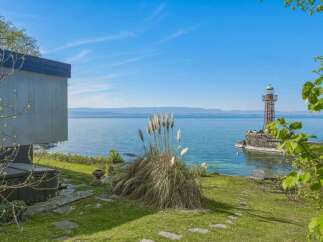 Experience breathtaking lakefront living with this stunning property, featuring a modern architectural design and direct access to pristine waters.