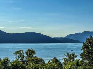 Experience breathtaking lakefront living with stunning mountain views from this exquisite property.