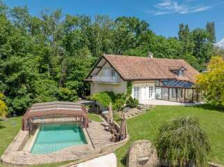 Discover this charming property featuring a refreshing swimming pool with a retractable cover, perfect for year-round enjoyment.
