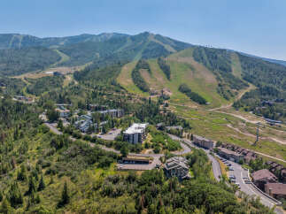 Discover this stunning mountain property offering breathtaking views and convenient access to ski slopes and hiking trails.