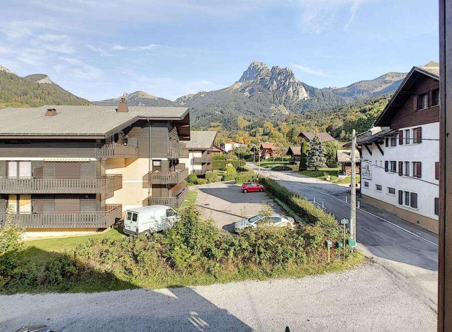 Experience mountain living in this charming property nestled amidst breathtaking alpine scenery.