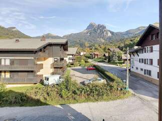 Experience mountain living in this charming property nestled amidst breathtaking alpine scenery.