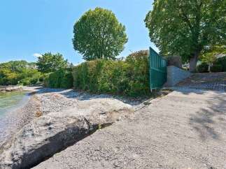 Discover this stunning property with direct access to a serene waterfront, perfect for relaxation and recreation.