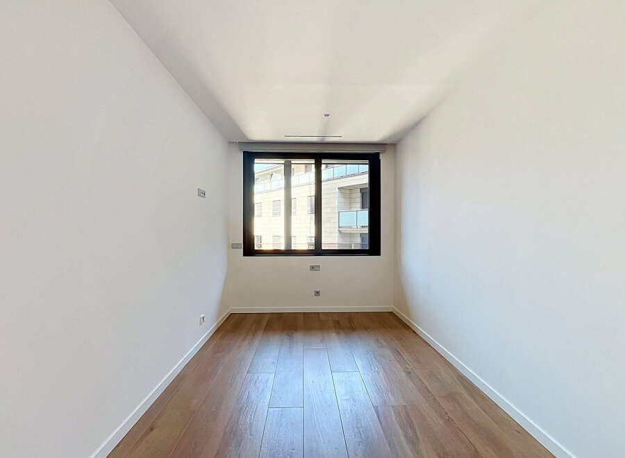 Discover this bright and airy room, featuring a large window that floods the space with natural light.
