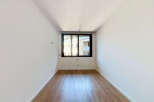 Discover this bright and airy room, featuring a large window that floods the space with natural light.
