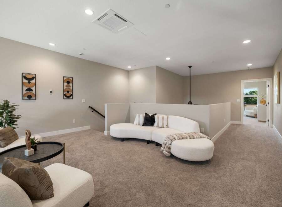 Discover this inviting loft space, perfect for relaxation and entertainment.
