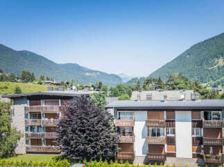 Discover this charming apartment building nestled amidst breathtaking mountain scenery.