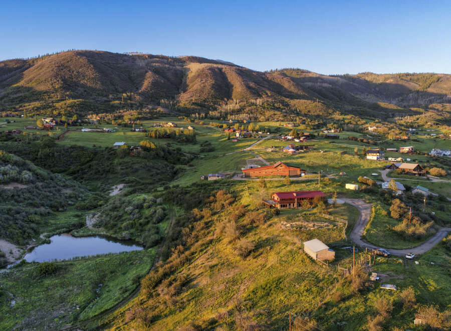 Discover this stunning rural estate nestled in a picturesque valley, offering breathtaking mountain views and serene natural beauty.