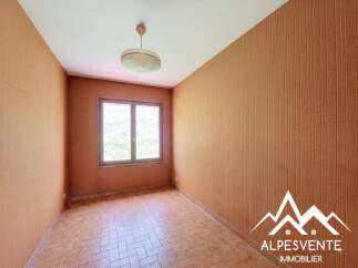 Discover this charming room featuring a large window that floods the space with natural light.