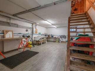 Discover a versatile workshop space, perfect for DIY projects and hobbies.