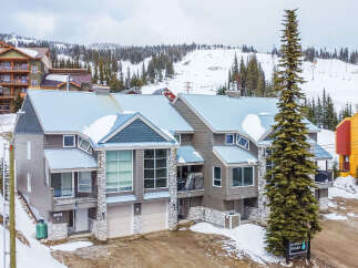 Experience luxury mountain living in this stunning ski-in/ski-out townhome, perfectly situated at the base of the slopes.