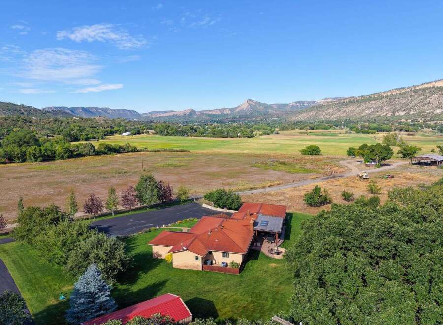 Discover this stunning property nestled in a picturesque valley with breathtaking mountain views.