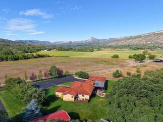 Discover this stunning property nestled in a picturesque valley with breathtaking mountain views.