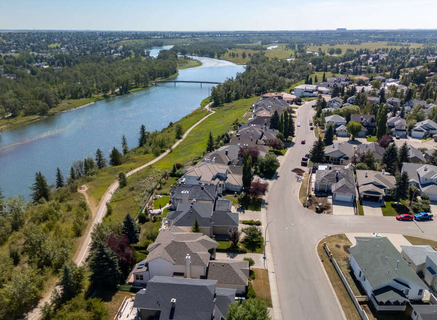 Experience luxury living in this stunning riverside community, offering breathtaking views of the water and lush green spaces.