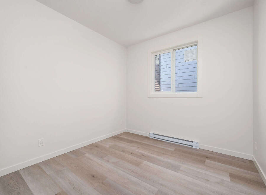 Discover this bright and airy room, perfect for a home office or a cozy bedroom.