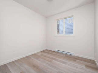 Discover this bright and airy room, perfect for a home office or a cozy bedroom.