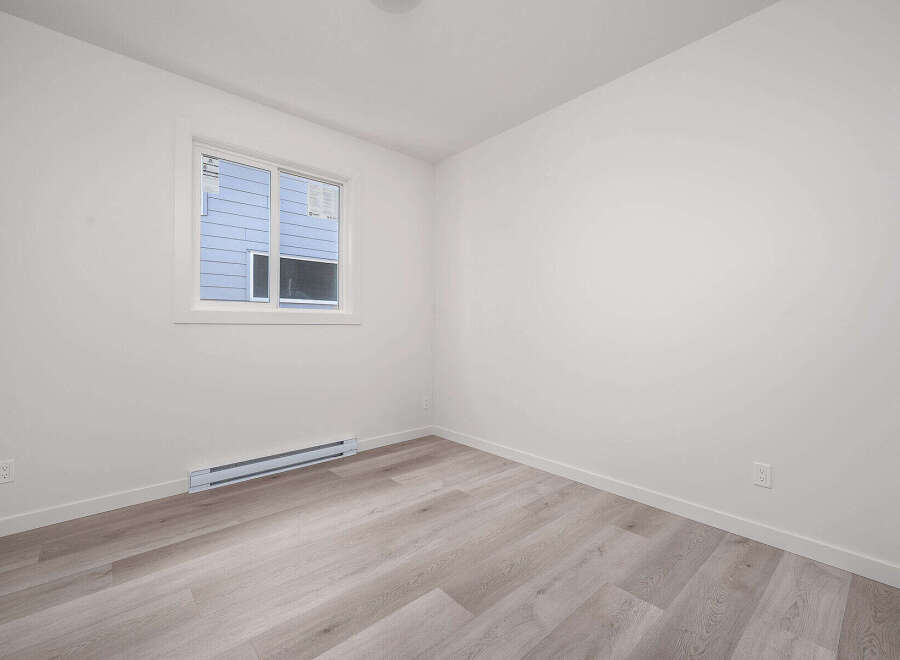 Discover this bright and airy room featuring a large window that floods the space with natural light.