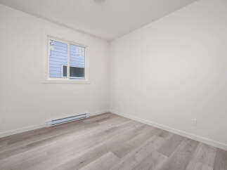 Discover this bright and airy room featuring a large window that floods the space with natural light.