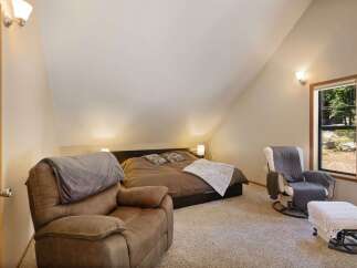 This cozy bedroom features a comfortable king-size bed with plush bedding, perfect for a restful night's sleep.