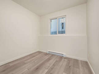 Discover this bright and airy room featuring a large window that floods the space with natural light.