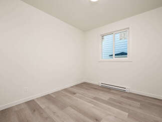 Discover this bright and airy bedroom, featuring a large window that floods the space with natural light.