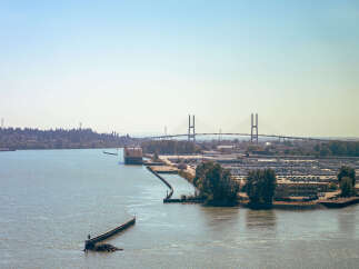Discover prime industrial real estate with extensive waterfront access, ideal for logistics and distribution operations.