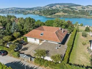 Discover this charming property with a spacious tiled roof and a picturesque lake view.
