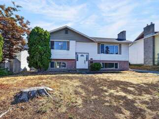 Charming split-level home featuring a classic brick and siding exterior, perfect for families.