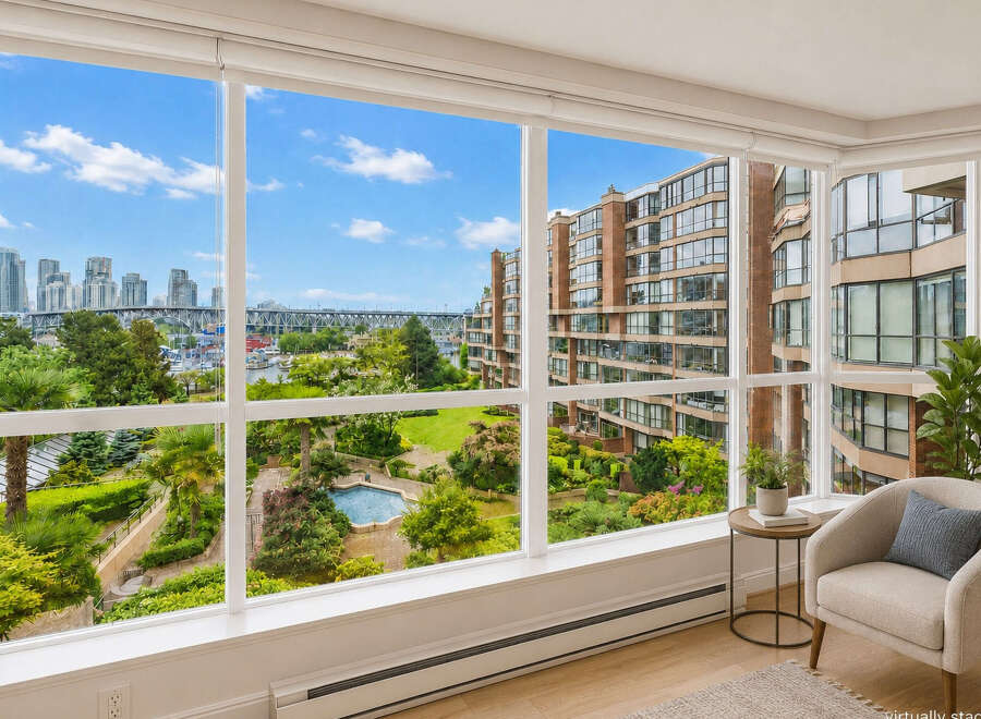 Experience breathtaking city and water views from this stunning apartment, featuring expansive windows that flood the space with natural light.