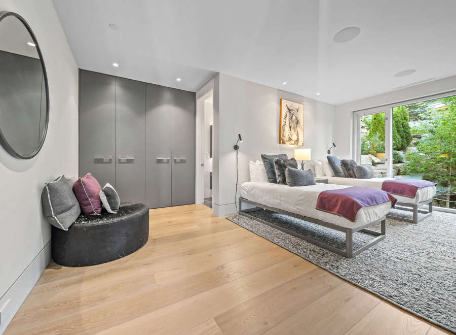 This spacious bedroom features two twin beds, perfect for accommodating guests or family.