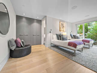 This spacious bedroom features two twin beds, perfect for accommodating guests or family.