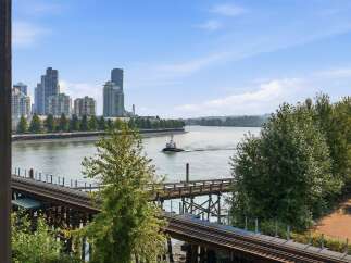 Experience breathtaking waterfront living with stunning city skyline views from this exceptional property.
