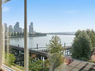 Experience breathtaking waterfront living with stunning city skyline views from this exceptional property.