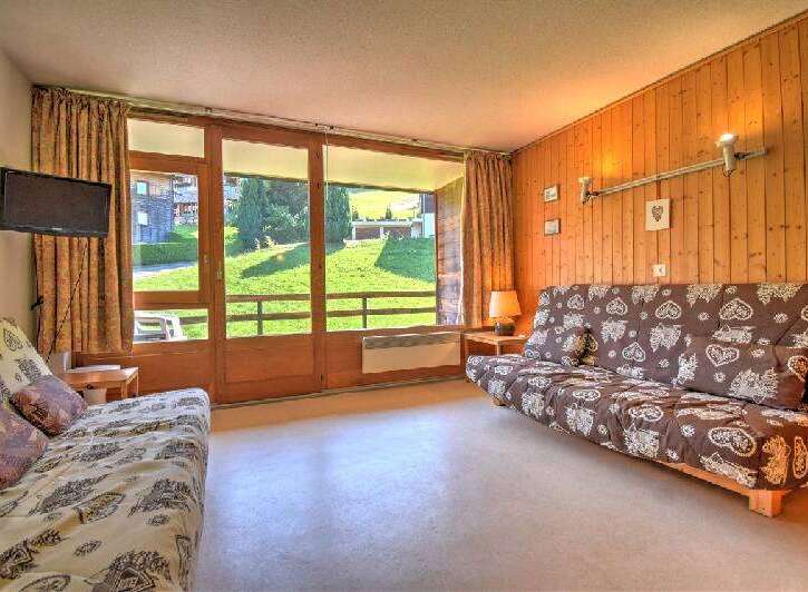 This cozy living room features a comfortable sofa bed with a charming heart pattern, perfect for relaxing after a day of outdoor adventures.