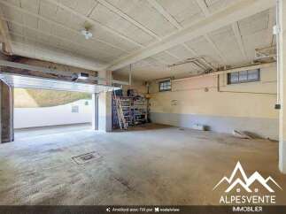 Discover this spacious garage, perfect for parking multiple vehicles or for use as a workshop.