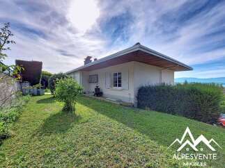 Discover this charming property with a spacious, well-maintained garden perfect for outdoor relaxation and entertaining.