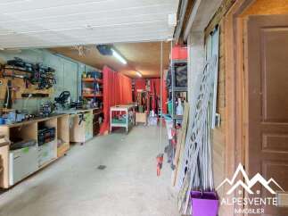 Discover this versatile workshop space, perfect for your projects and storage needs.