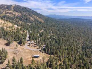 Discover this stunning mountain property offering breathtaking panoramic views and a serene, secluded atmosphere.
