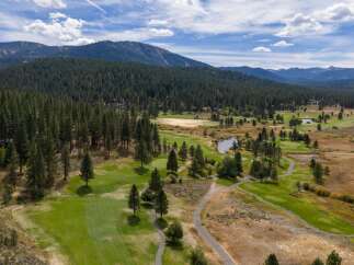 Experience the ultimate mountain lifestyle with this stunning property, perfectly situated amidst a lush pine forest and a pristine golf course.