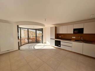 Discover modern living in this spacious apartment featuring a sleek, integrated kitchen with ample cabinet space and a built-in oven and microwave.