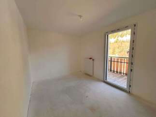 Discover this unfinished room, ready for your personal touch.