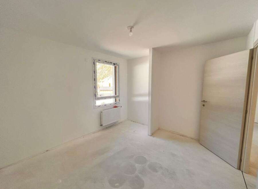 Discover this bright and airy room, perfect for a new beginning.