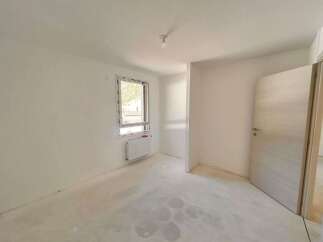 Discover this bright and airy room, perfect for a new beginning.