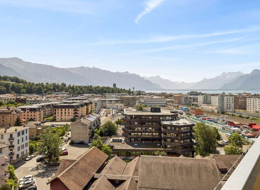 Experience breathtaking panoramic views of the majestic mountains and serene lake from this exceptional property.