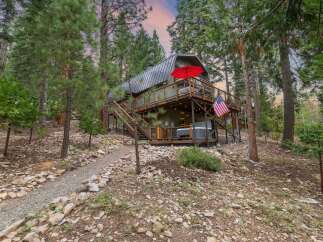 Escape to this charming mountain retreat nestled amongst tall pine trees.