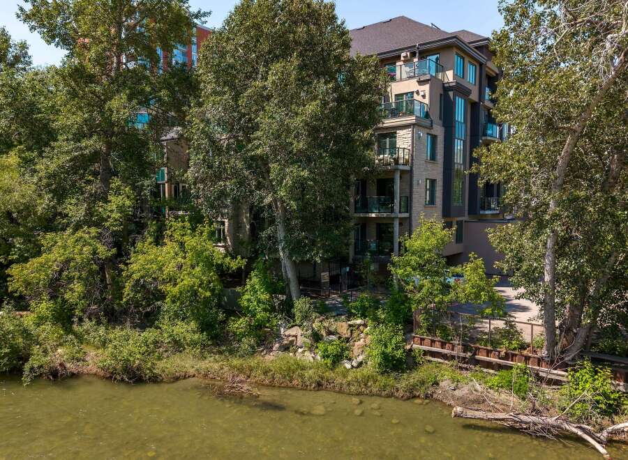 Experience luxury living with this stunning riverside property, offering breathtaking views and direct water access.