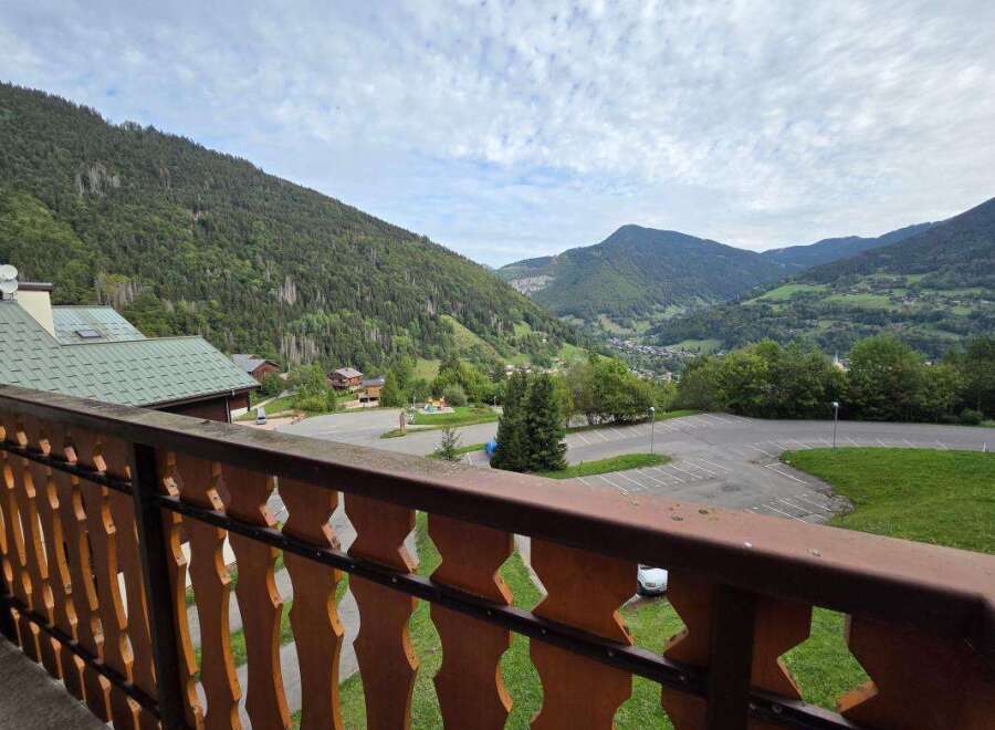 Experience breathtaking mountain views from this charming property, perfect for nature lovers and outdoor enthusiasts.